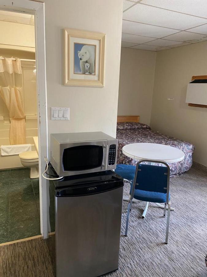 North Adventure Inn Cochrane Екстериор снимка
