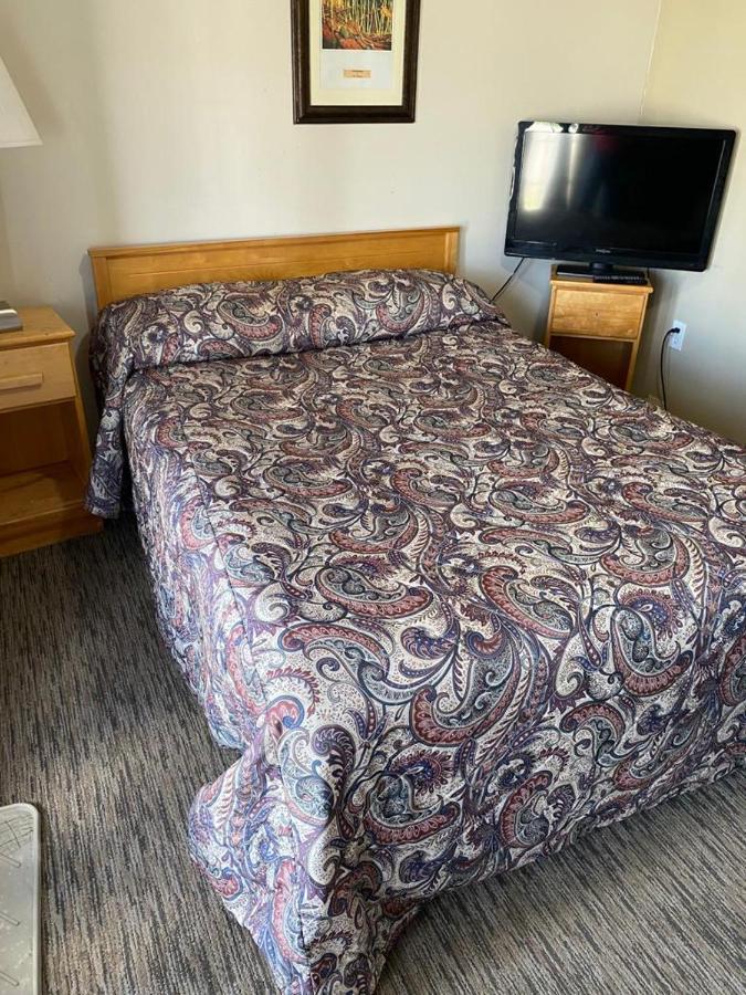 North Adventure Inn Cochrane Екстериор снимка
