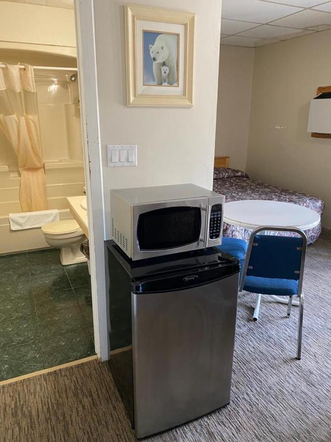 North Adventure Inn Cochrane Екстериор снимка