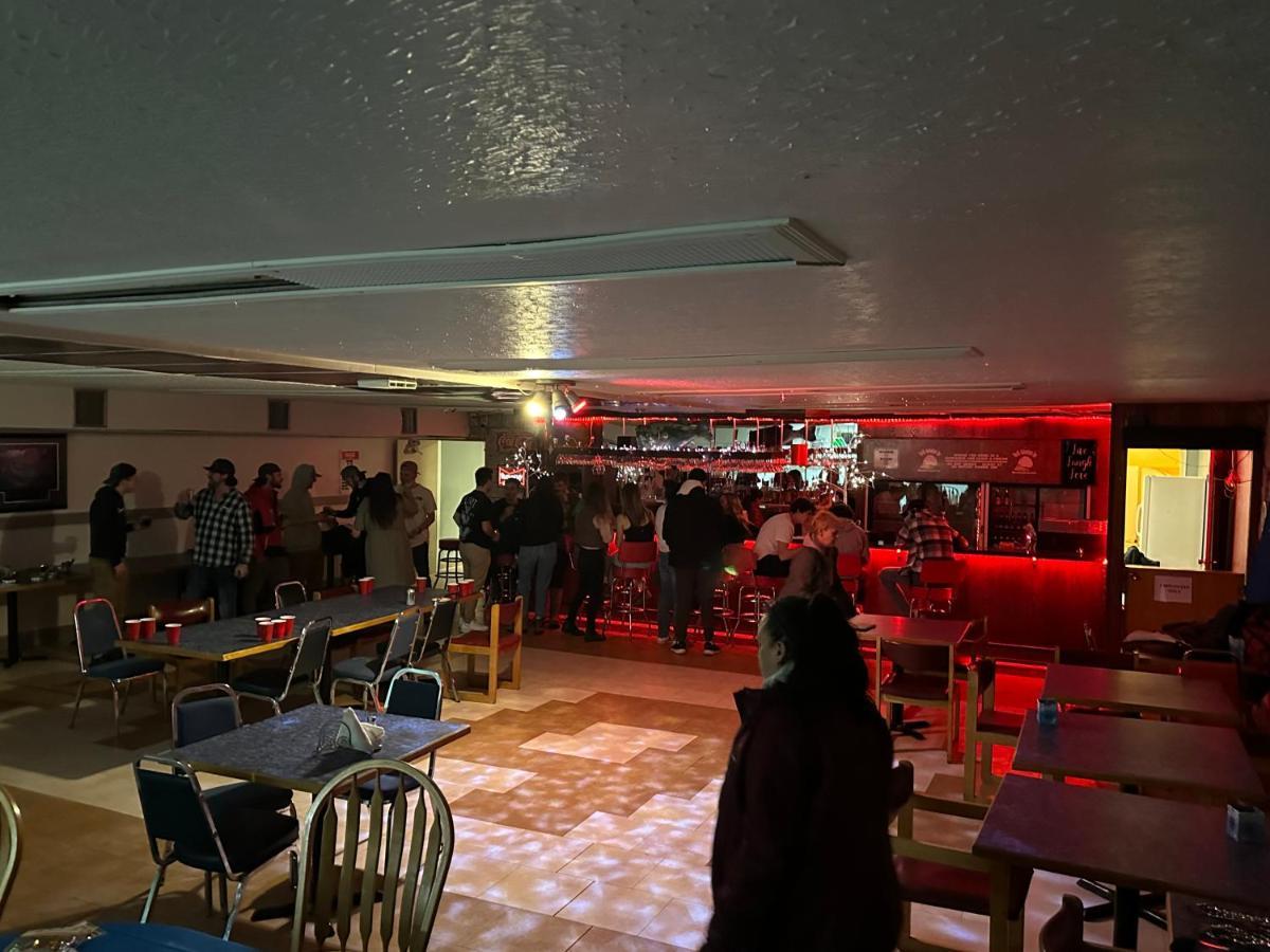 North Adventure Inn Cochrane Екстериор снимка