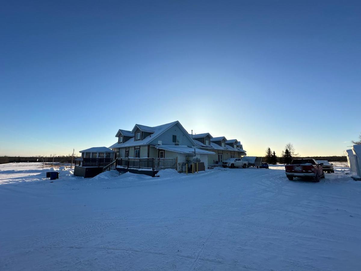 North Adventure Inn Cochrane Екстериор снимка