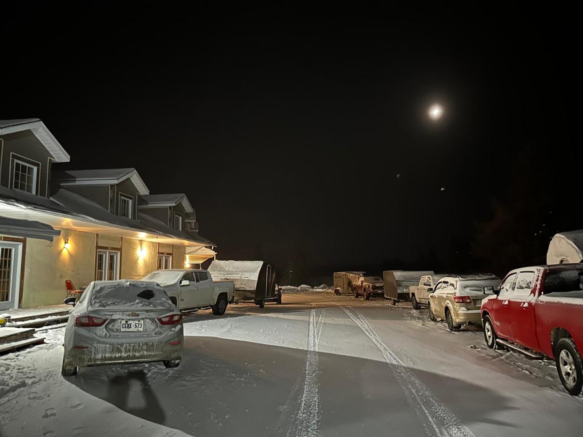 North Adventure Inn Cochrane Екстериор снимка
