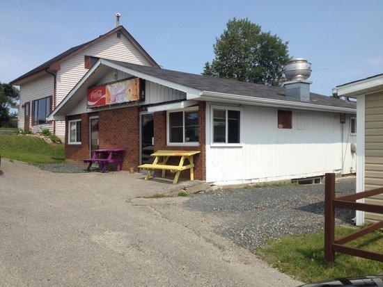 North Adventure Inn Cochrane Екстериор снимка