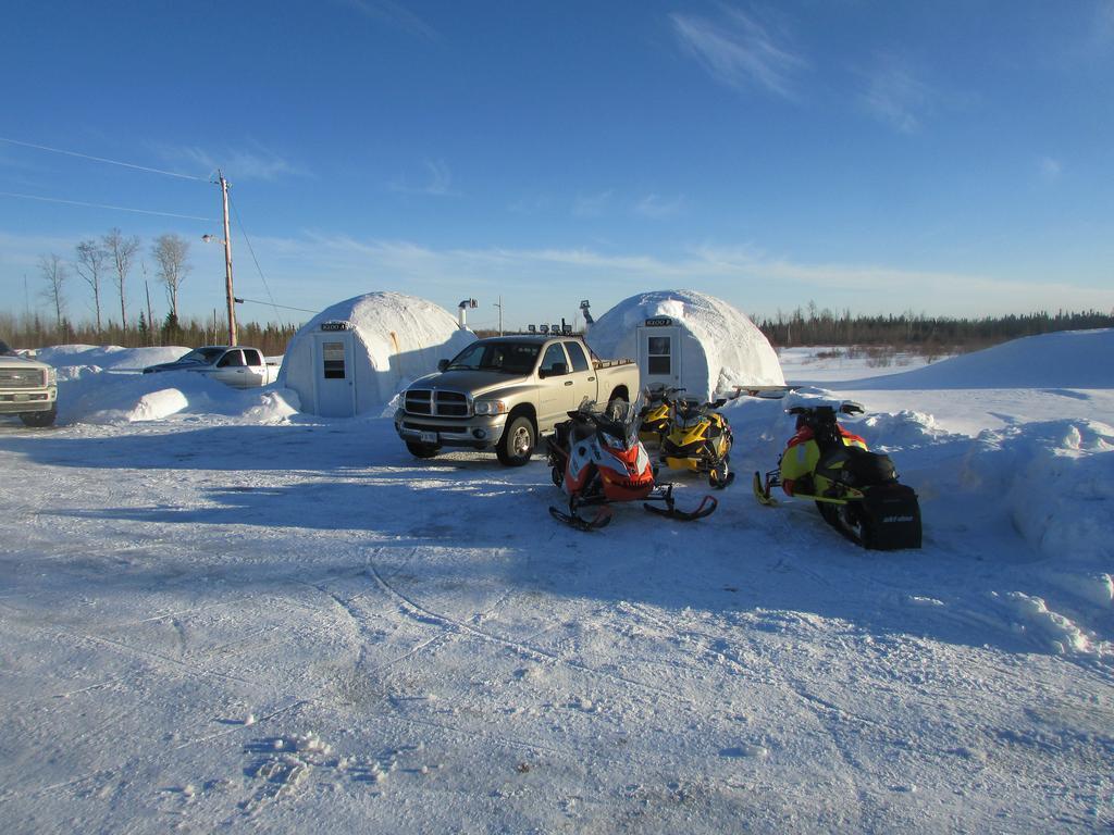 North Adventure Inn Cochrane Екстериор снимка