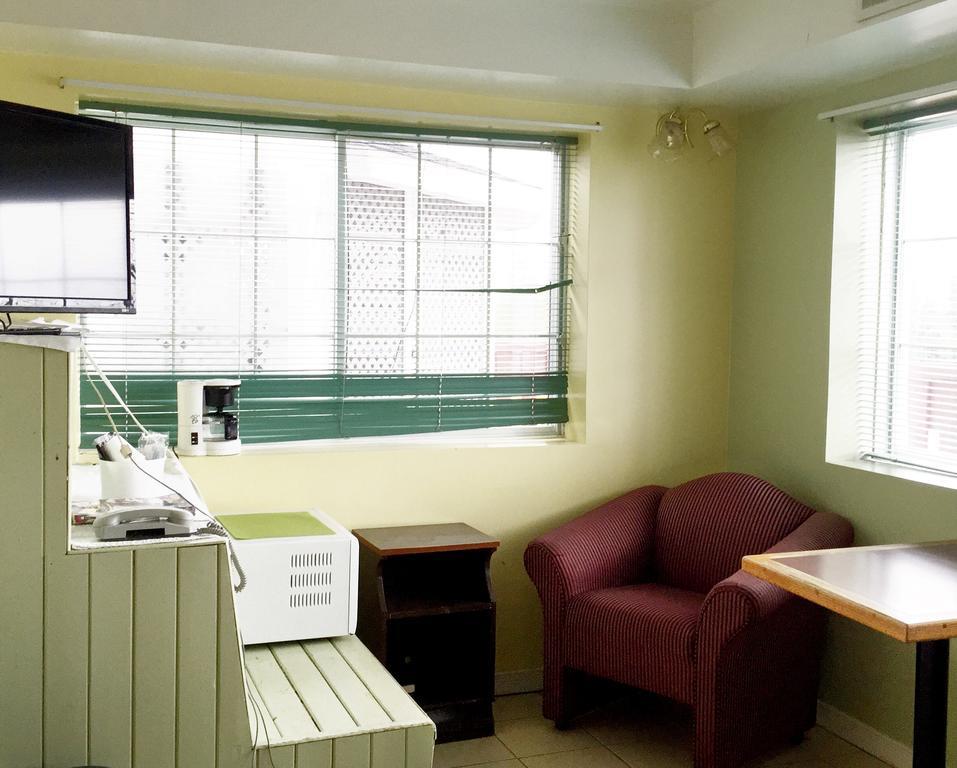 North Adventure Inn Cochrane Екстериор снимка