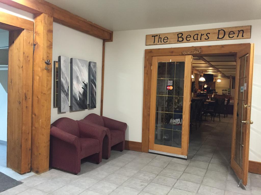 North Adventure Inn Cochrane Екстериор снимка