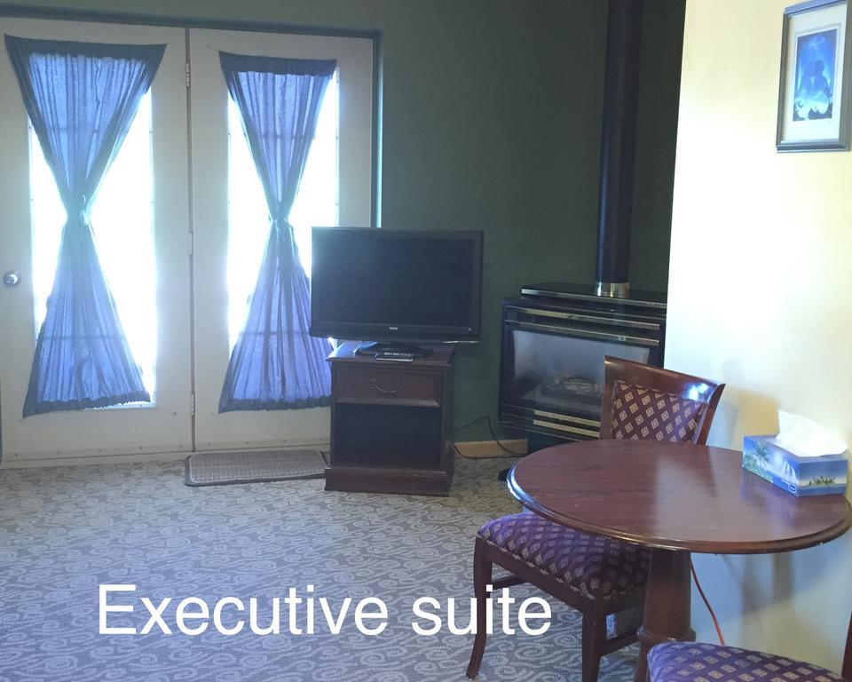 North Adventure Inn Cochrane Екстериор снимка