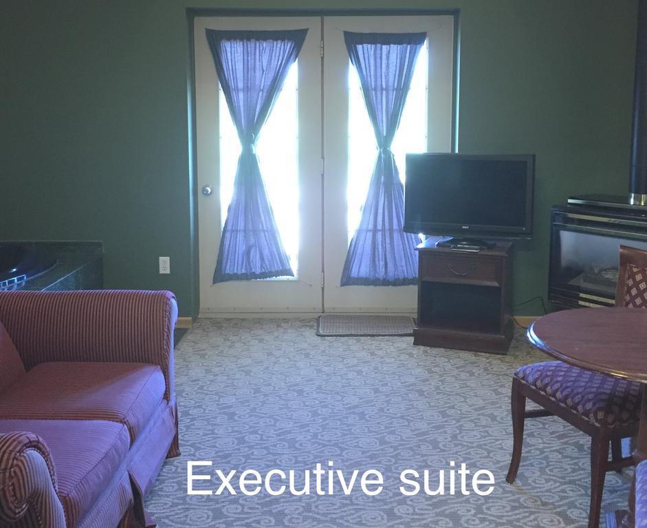 North Adventure Inn Cochrane Екстериор снимка