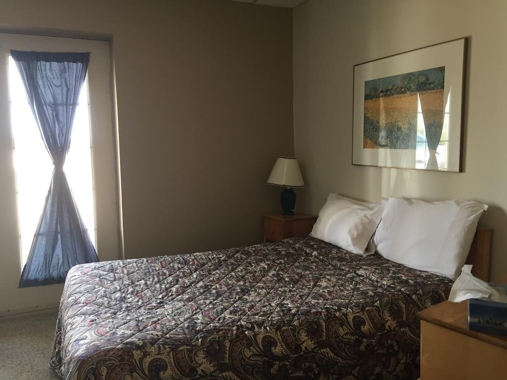 North Adventure Inn Cochrane Екстериор снимка
