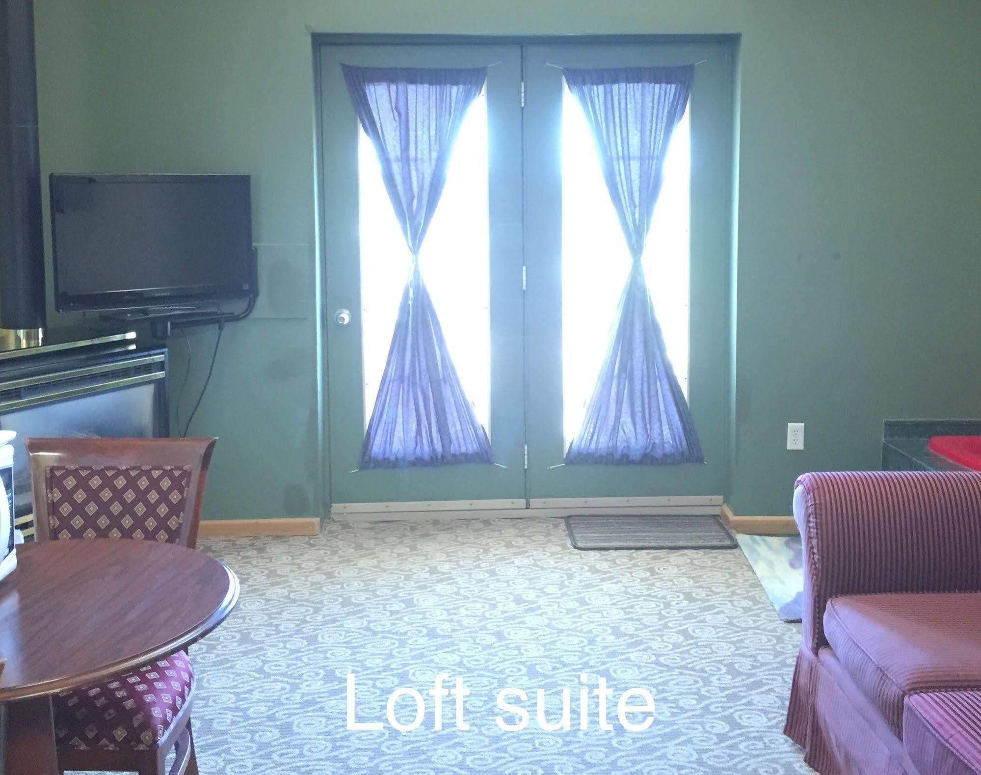 North Adventure Inn Cochrane Екстериор снимка